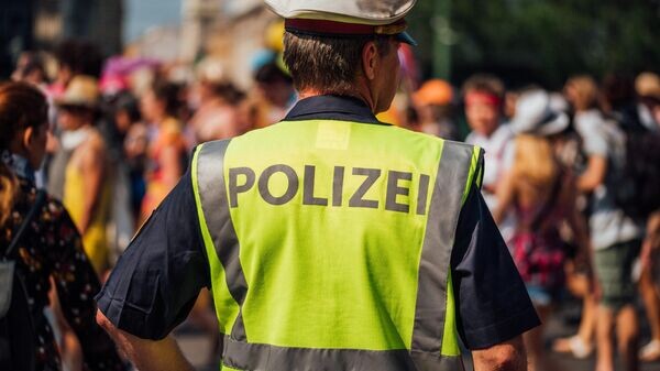    CC BY 2.0 / Ivan Radic / Polizeibeamter