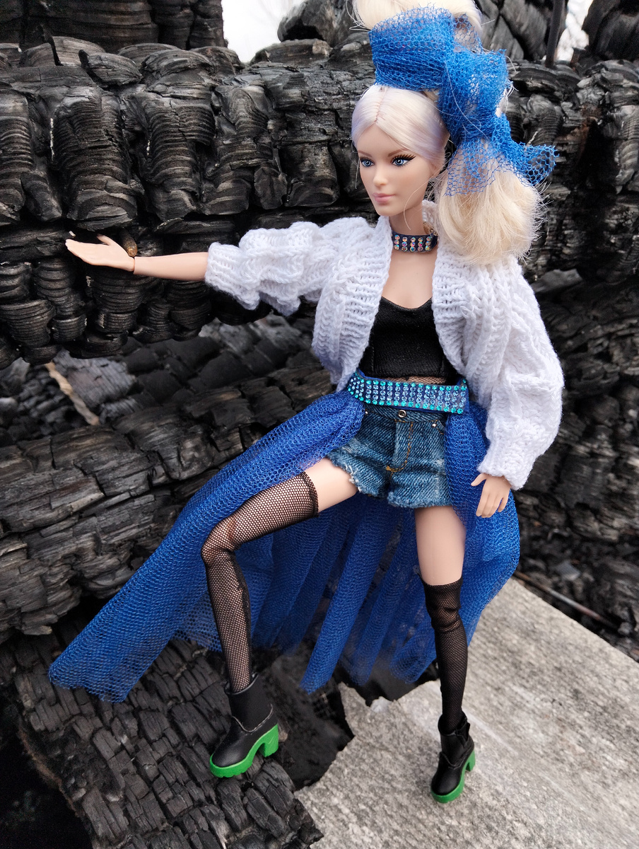 На фоне сгоревшей постройки, мне очень понравилось! 