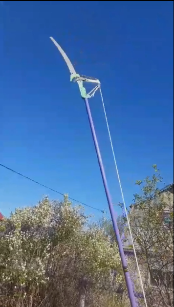 "Высотный" секатор. Позволяет срезать ветки деревьев на высоте порядка 2-х метров