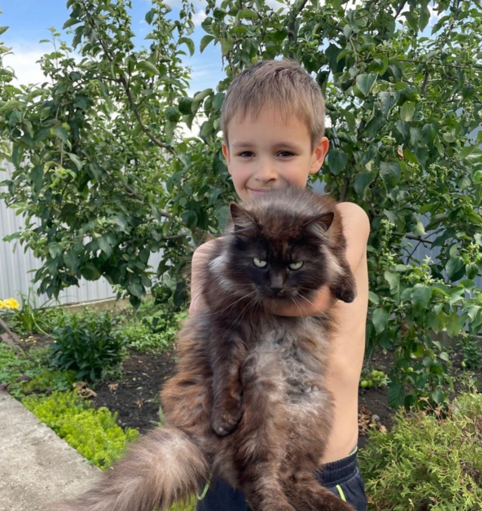 ВЗГЛЯД У НЕГО КОНЕЧНО...аж самой страшно...НА САМОМ ДЕЛЕ ОН ОЧЕНЬ ДОБРЫЙ. 