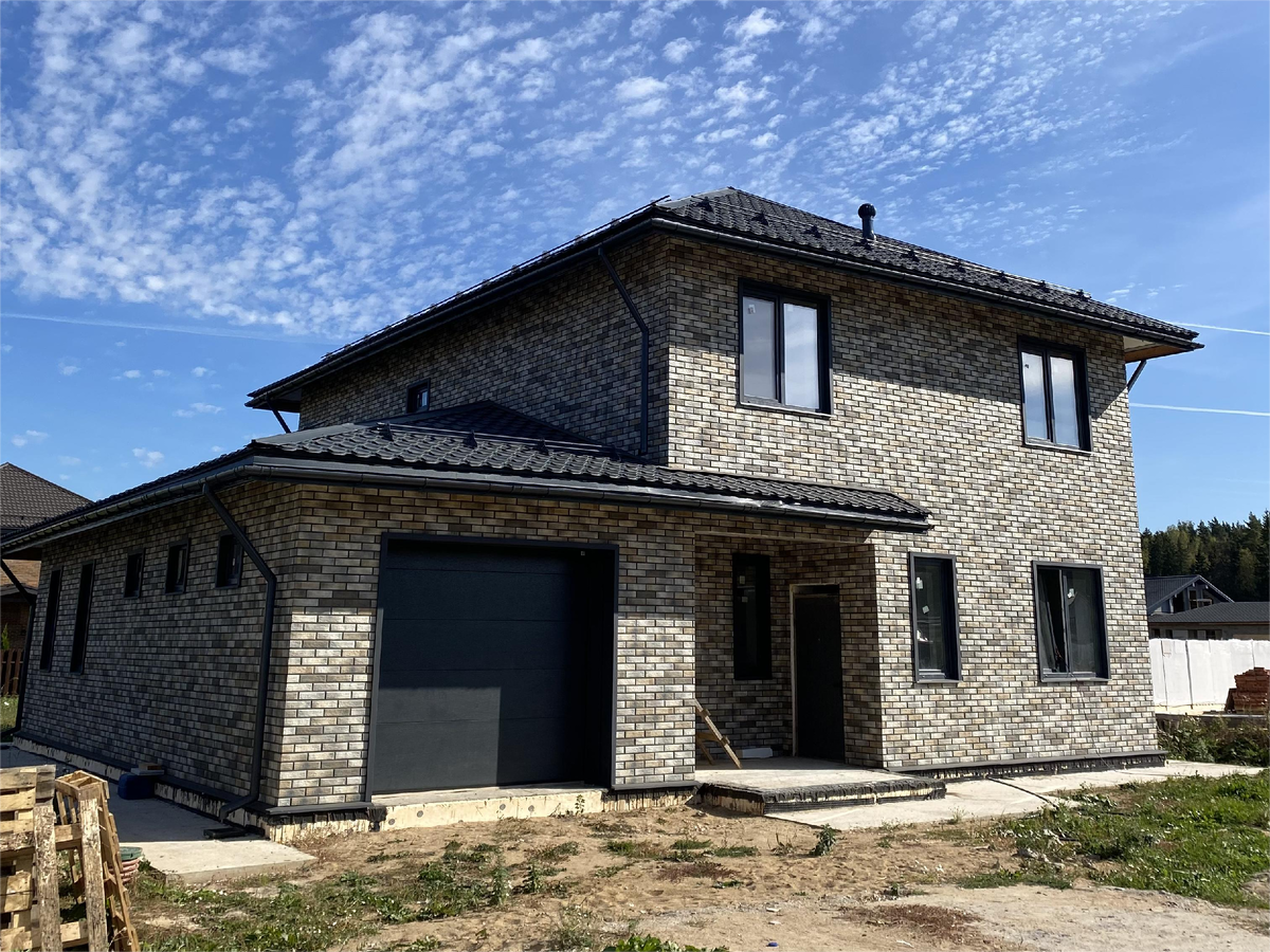 Дом с клинкерными термопанелями Loft Brick Pepper, затирка антрацитово-серая 