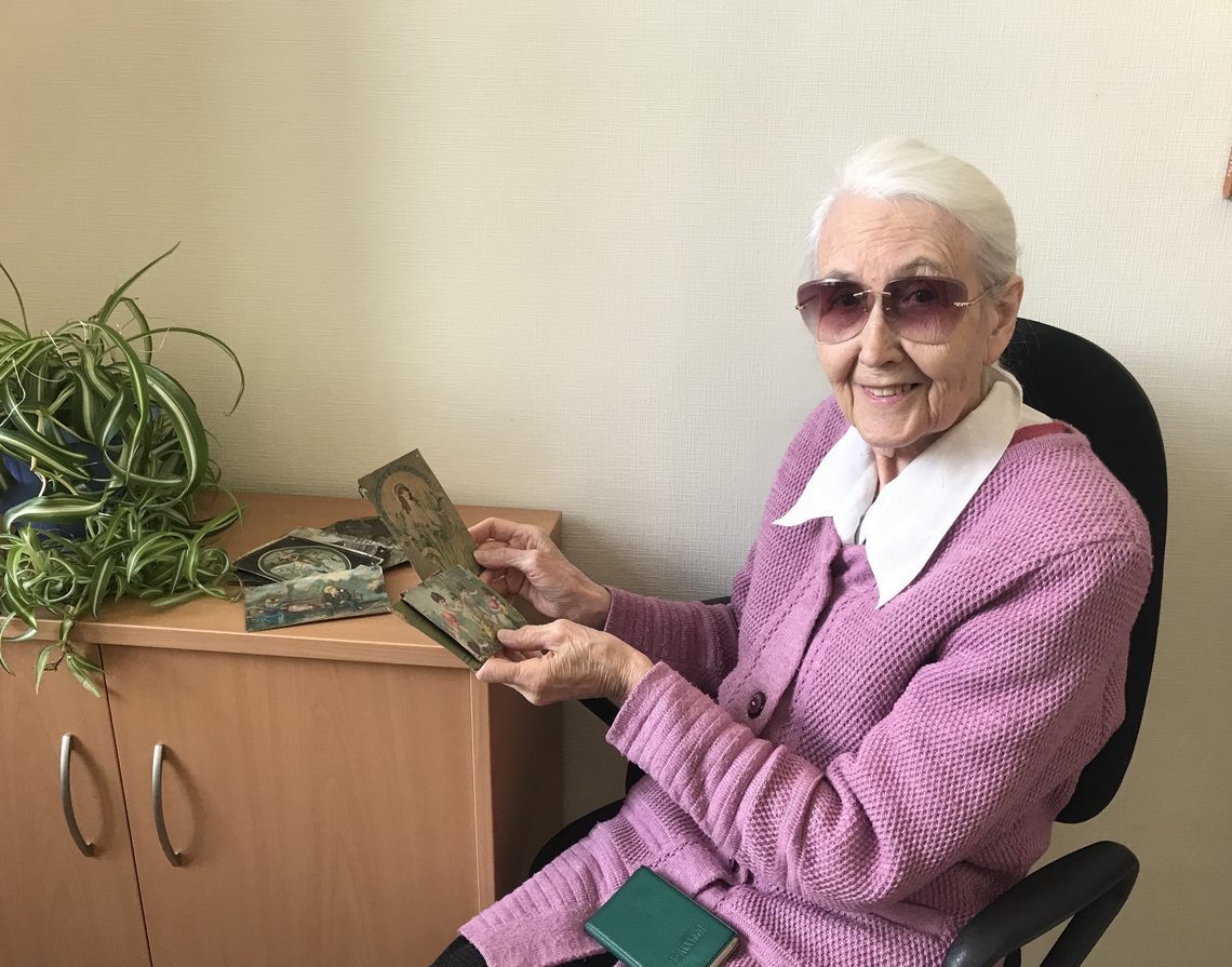 Более чем за столетие открытки потеряли свой лоск, но всё равно хорошо понятно, к какому празднику их печатали.