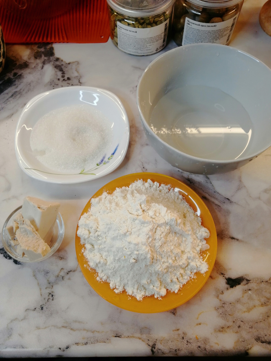 Мука, вода, дрожжи, сахар
