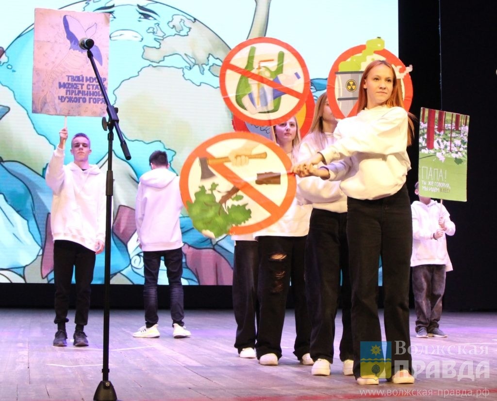 "Синяя блЮза" на октябрьской сцене📷    Мы очистим наши головы вместе: «Синяя блЮза» демонтировала моду на мат
