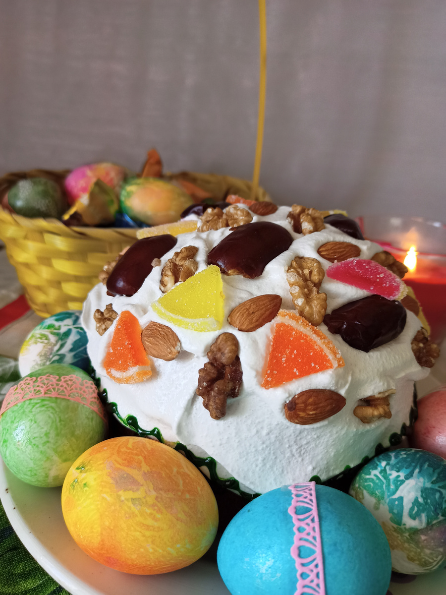 Мой кулич и традиционная корзинка со сладостями и крашеными яйцами, чтобы раздавать детям в Пасху 