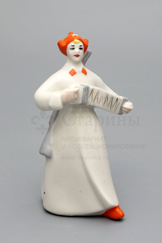 Статуэтка «Орленок», скульптор Бобик Н. Ф., фарфор, Полонский завод, 1950-60 гг. 