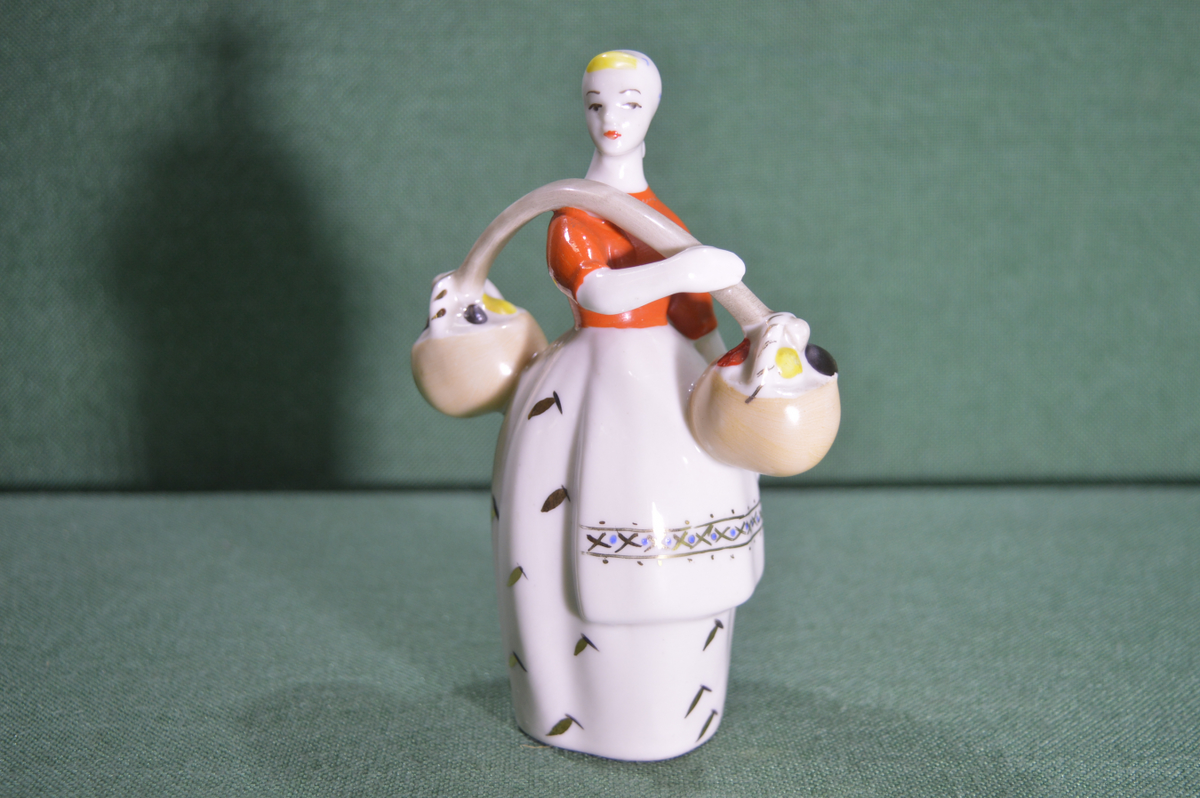 Статуэтка «Девушка с грибами», скульптор Бобик Н. Ф., фарфор, Полонский ЗХК, СССР. Источник: habartorg.ru