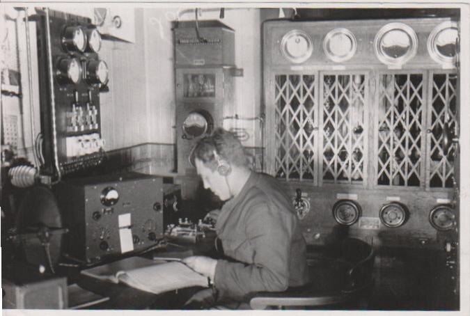 Вахтенный радист В. Э. Любке в рубке ледокола «Красин». 30-е годы ХХ в. Фотография из фондов музея ледокола «Красин».