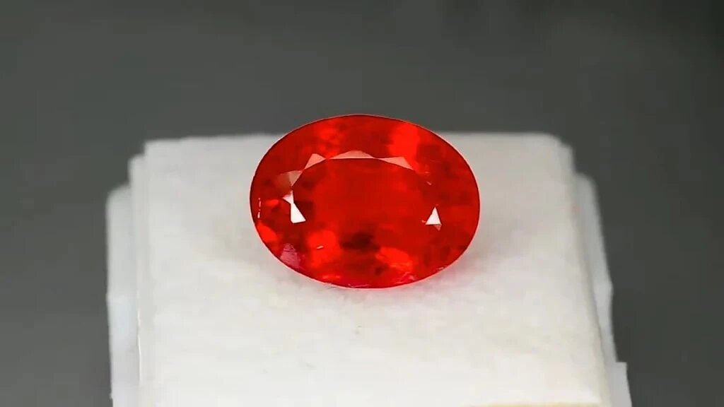 На фото: ювелирный образец родонита