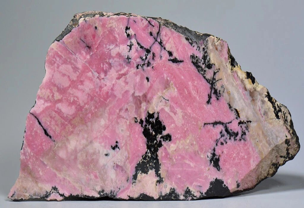 На фото: родонит