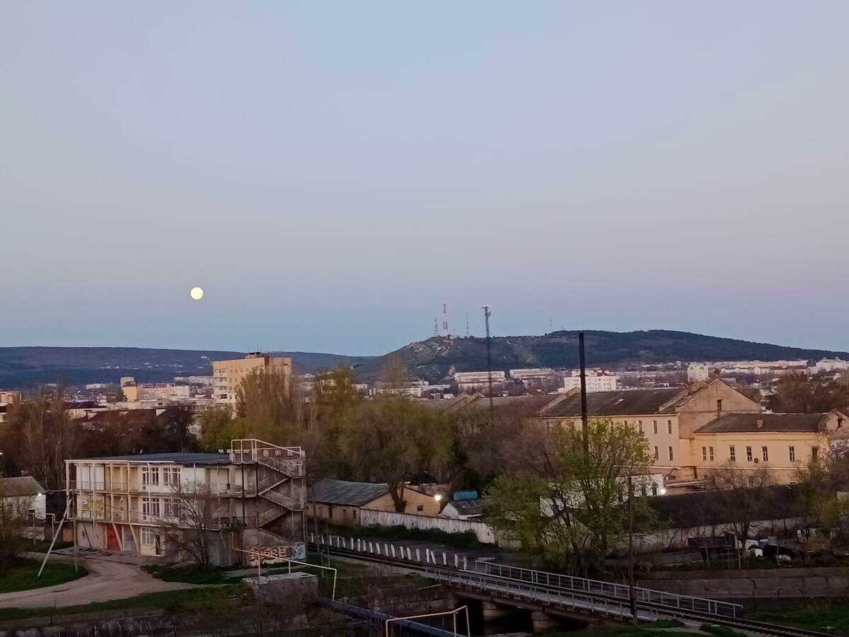 Феодосия и расветная луна. около 5 утра  наверное если не 4