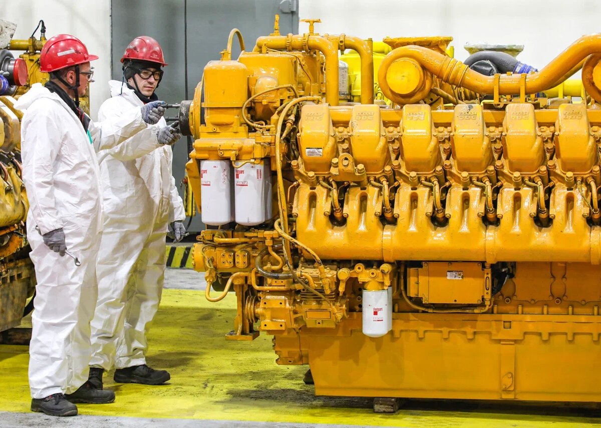 Как в операционной: слесари по ремонту автомобилей «оживляют сердце» большегруза. Фото Александра Белашова / «Медиацентр»