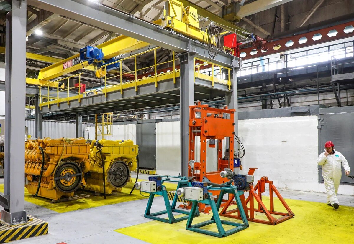 Новая десятитонная кран-балка помогает работать с «увесистыми» узлами 220-тонных БелАЗов. Фото Александра Белашова / «Медиацентр»