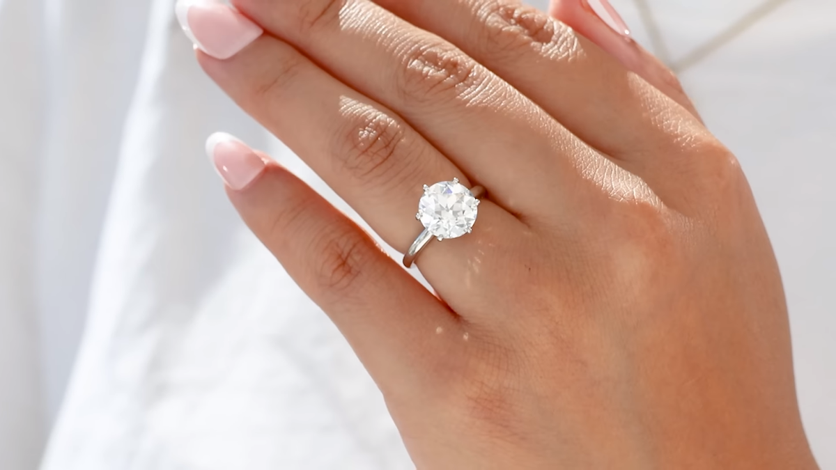 Огранка "круг" выполнена по старой европейской традиции. До начала 20 века все бриллианты на пальцах европейских монархов были огранены именно таким способом