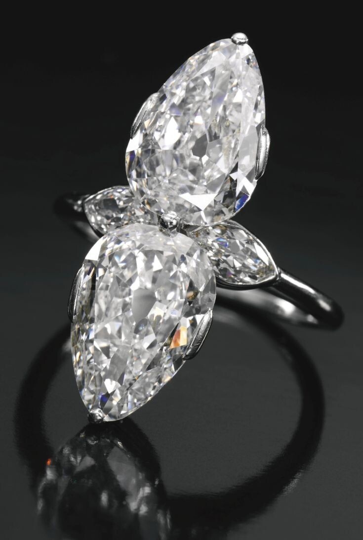 Кольцо Cartier 1930-х годов. Кластер из 2 бриллиантов формы груша старой европейской огранки 2.31 и 2.34 карата и и 2 бриллиантов поменьше в огранке маркиз. В центре груш вы можете увидеть темные провалы. Это происходило из-за неточной огранки, когда мастер не мог свести все грани в одну точку