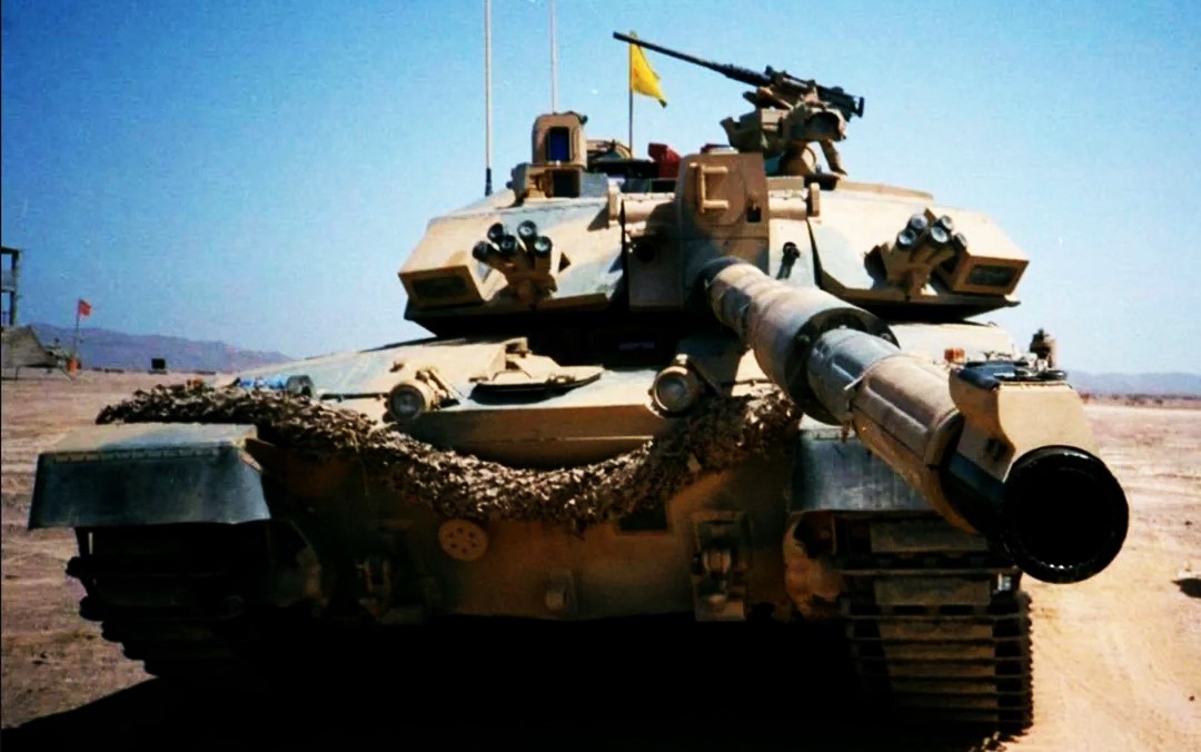 CHALLENGER 2 ВС Омана. На крыше башни установлен 12,7мм зенитный пулемет. Можно рассмотреть также гусеницы с ОМШ последовательного типа.