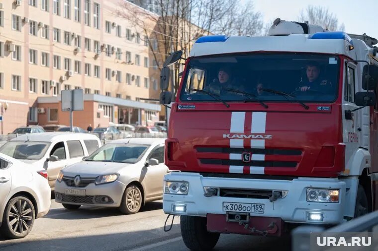 На место ЧП выезжали 40 пожарных. Фото: Руслан Яроцкий © URA.RU