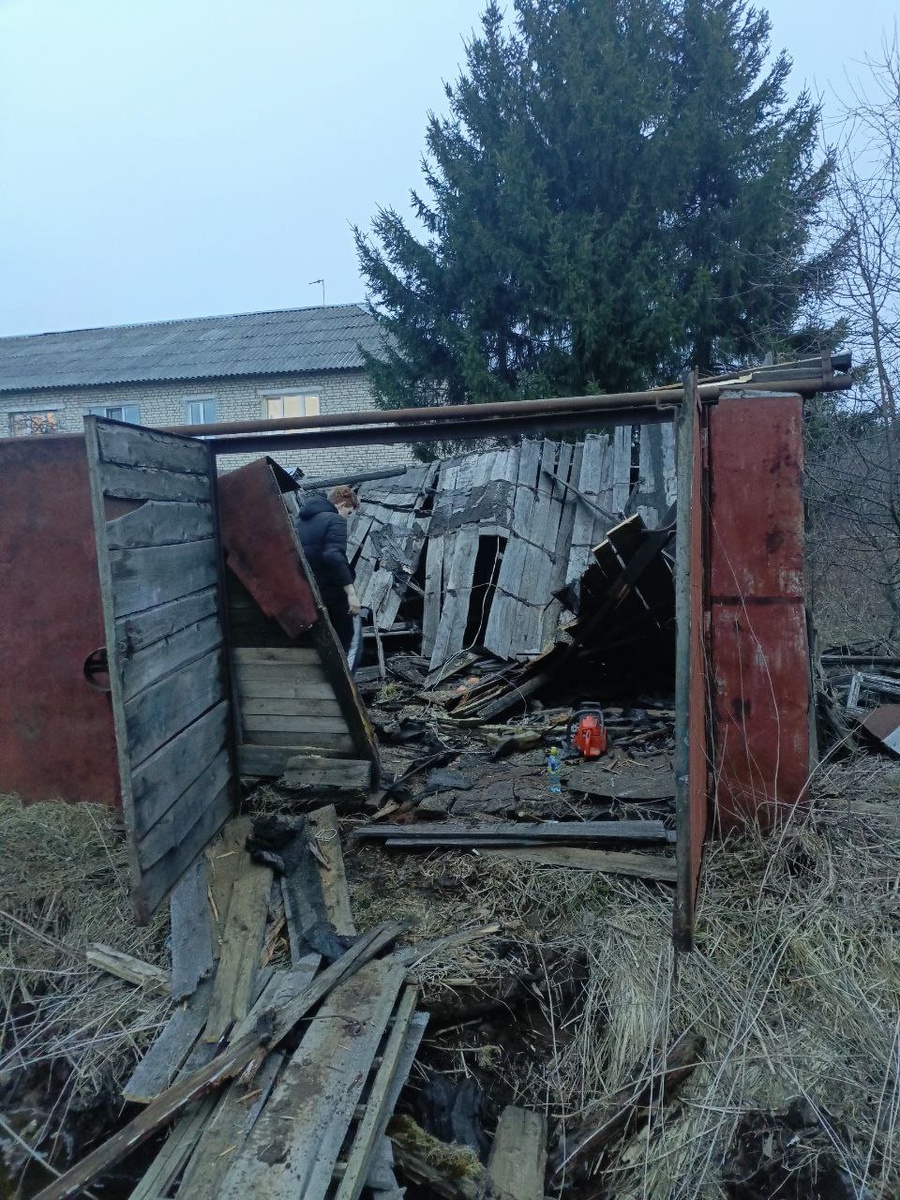 Фото гаража, когда уже удалось открыть ворота.