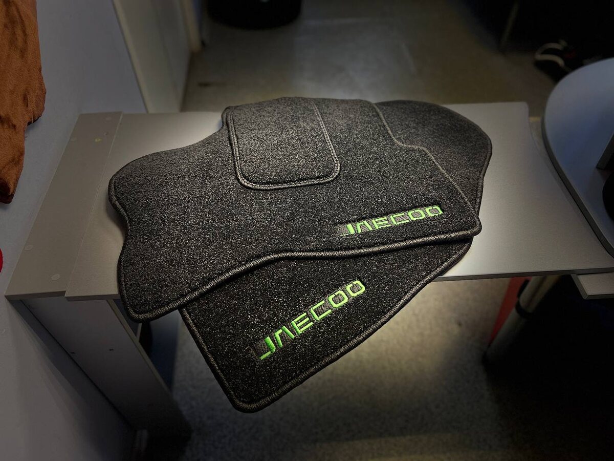 Коврики ворс "премиум" с вышивкой, комплект 12 400 рублей.