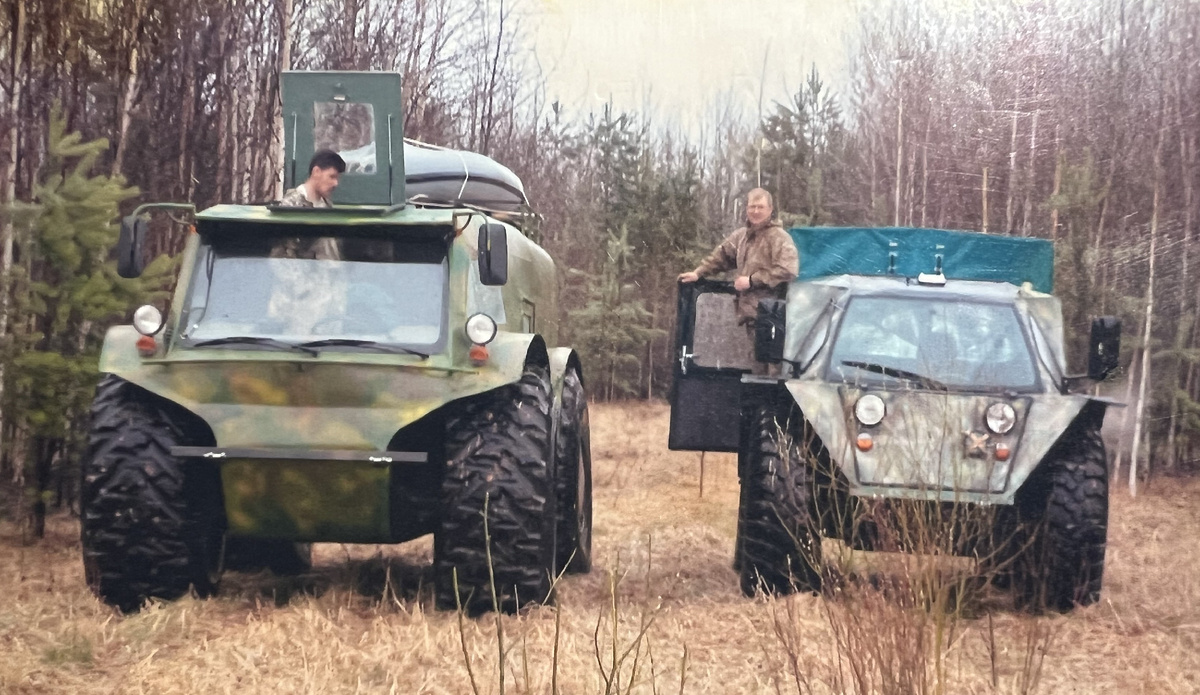 Алексей Гринкевич (справа) на своем первом вездеходе "Тром-4" (фото из личного архива А. Гринкевича)