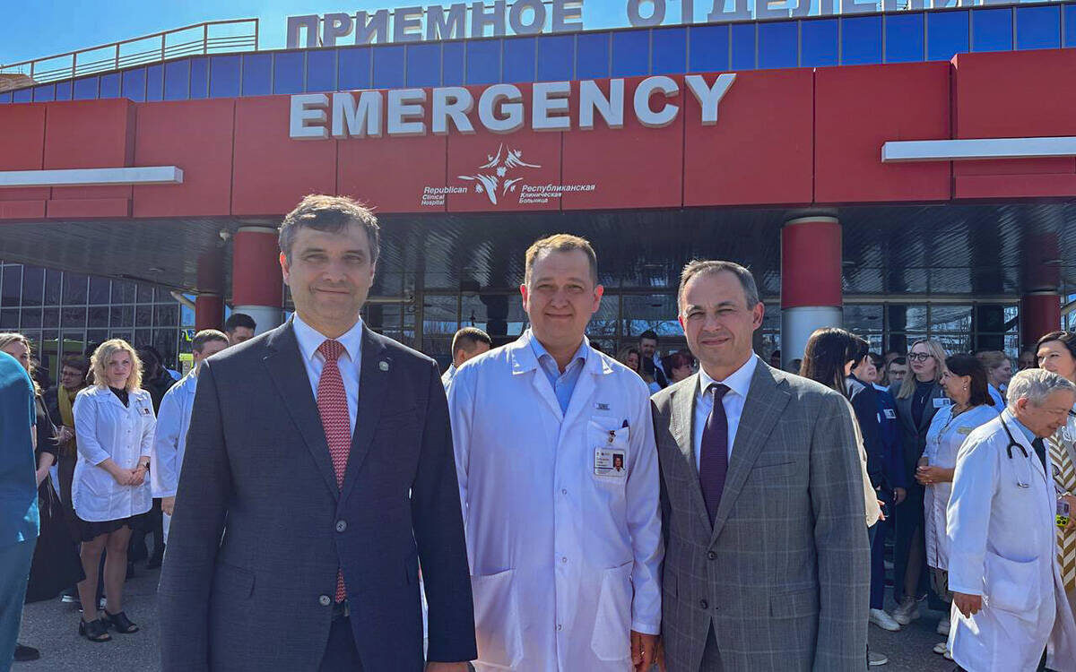 Марсель Миннуллин (слева) официально объявил, что Шавалиев покидает свой пост. Временно исполняющим обязанности главного врача стал Айдар Багаутдинов (в центре)Фото: пресс-служба РКБ