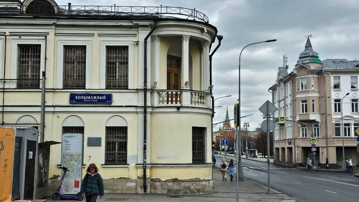 Дом О. А. Шуваловой — антикварный магазин Г. Волкова (1810-е; середина XIX века). В здании располагается Музей личных коллекций