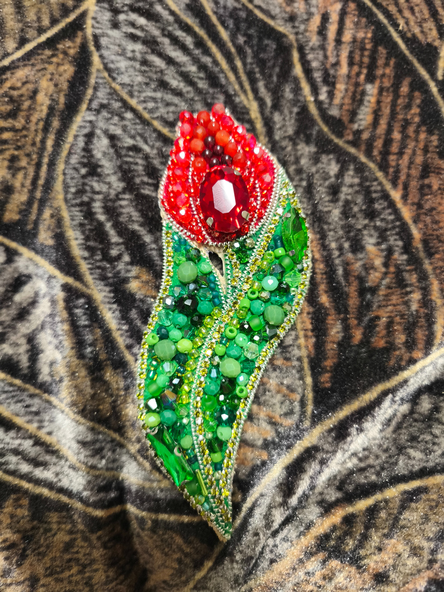 Из натуральных камней в этой брошке сердолик и гранат.