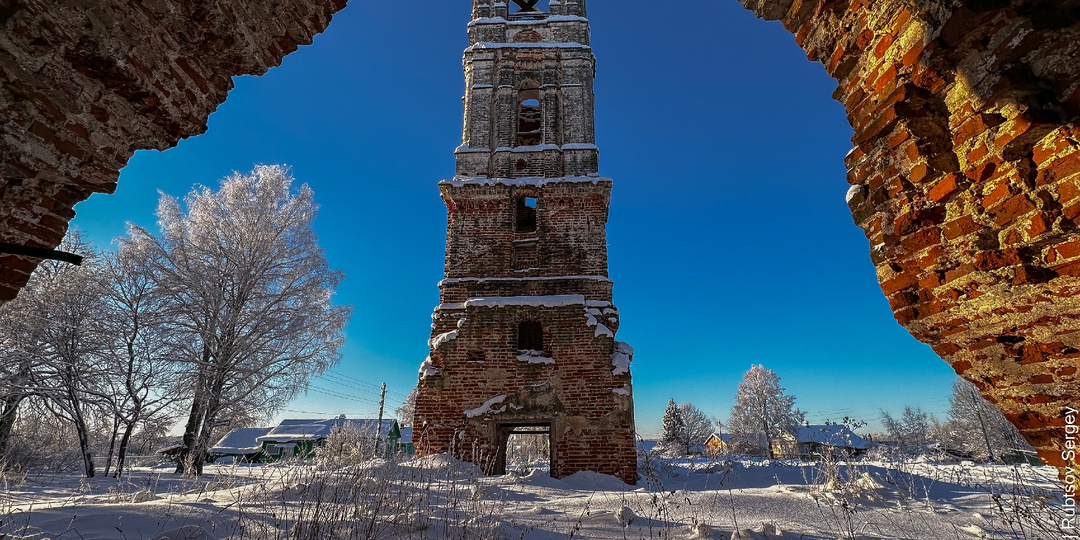 Заброшенная старинная церковь с массивной колокольней в Новоникольском
