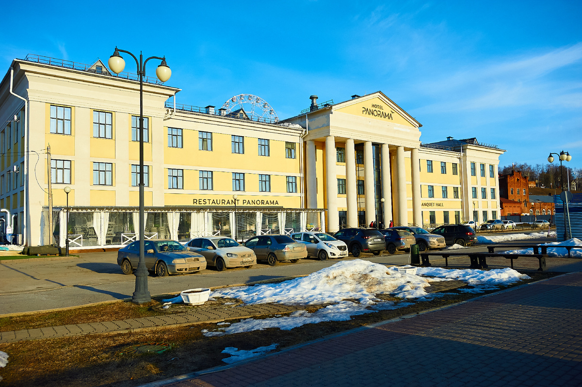 Здание фешенебельного отеля с реторанным комплексом "Панорама" на набережной имени архитектора С.Е. Дудина в г. Ижевске, до реконструкцмм здание Индустриального техникума в городе Ижевске, за ним видны кирпичные корпуса пивомедоваренный завод И.И.Бодалева. Фото автора © Ю.А. Карачев 2025 год, Сайты: ykarachev.ru Фото и Жизнь. приобрести фото можно на https://lori.ru/Karachev