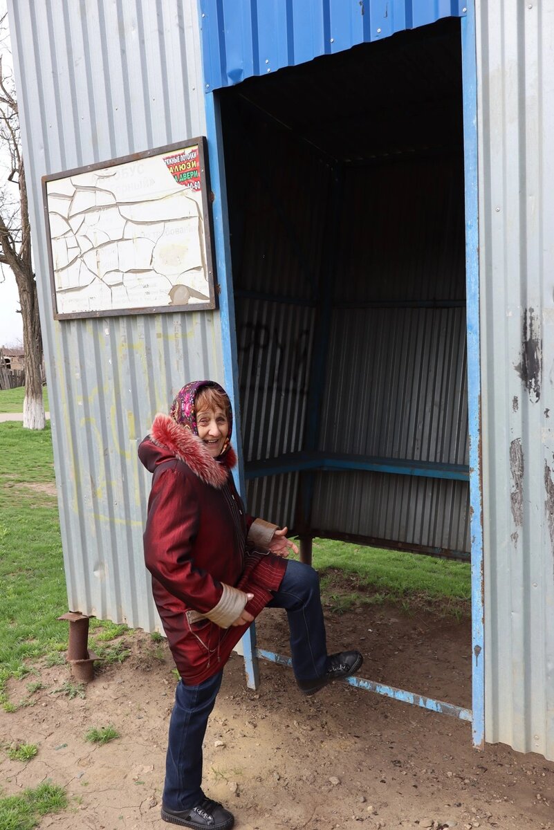    Ничего, что павильон неудобный, - транспорта всё равно в посёлке нет. Фото: АиФ-Северный Кавказ/ Елена Арцимович