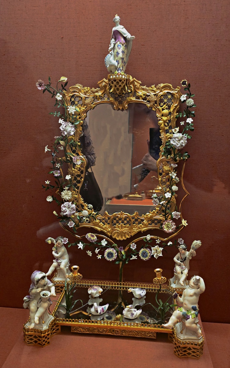 Туалетец, 1750-е гг, Франция, из экспонатов Эрмитажа