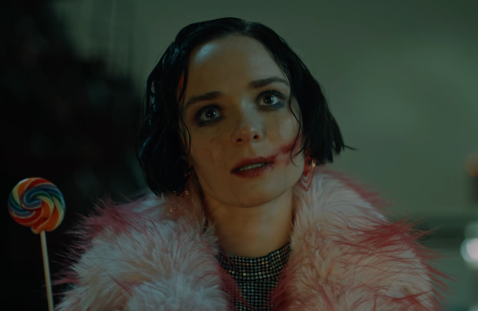 Кадр из сериала. Загадочная девушка-гипнотизёр Лия