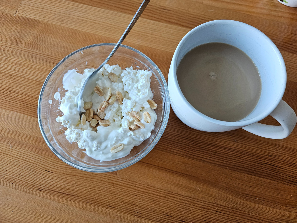 Во времена студенчества такой завтрак считала очень дорогим. 