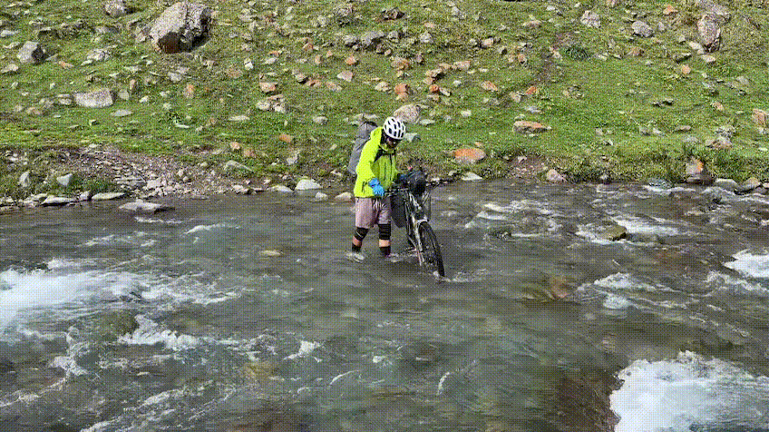 Переход брода в велотуфлях и мембранных носках. Видно, что уровень воды выше уровня носков и как результат – вода внутри носков. 