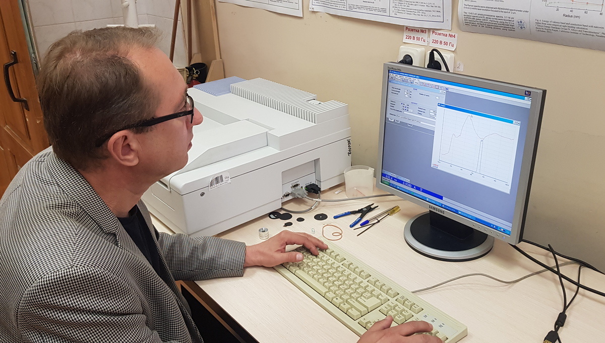 По словам Дмитрия Зацепина, квантовые точки и наночастицы сульфида сурьмы имеют широкие перспективы применения. Фото из личного архива.