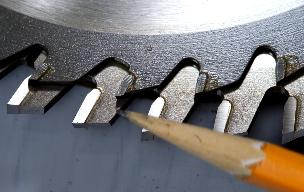 Здесь очень хорошо на контрасте видны зубья дорогого заточенного диска( нижний) и дешёвого затупившегося( верхний).