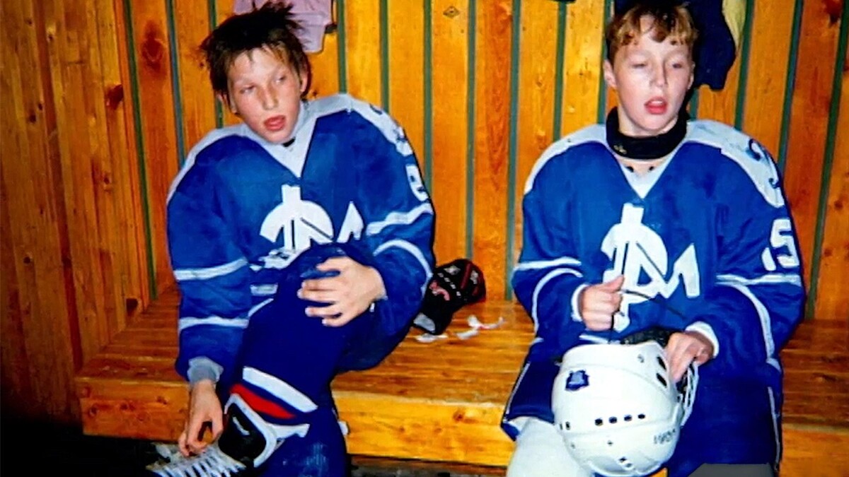 Александр Овечкин (слева) в юности. Источник: https://sport24.ru/news/hockey/2020-06-17-10-letniy-ovechkin--kak-on-igral-i-zabival-pervyye-shagi-aleksandra-velikogo-v-khokkeye-video-i-foto