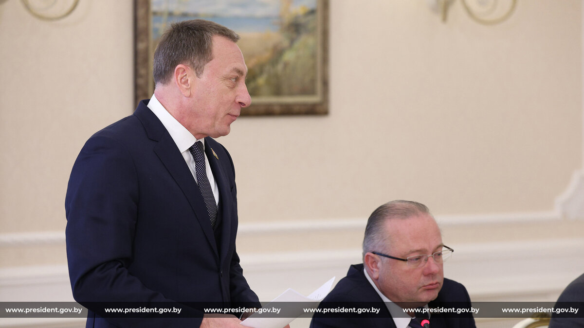 Вице-премьер Снопков докладывает Лукашенко ор положении с овощами. Совещание у Лукашенко 28 февраля. источник изображения: сайт president.gov.by
