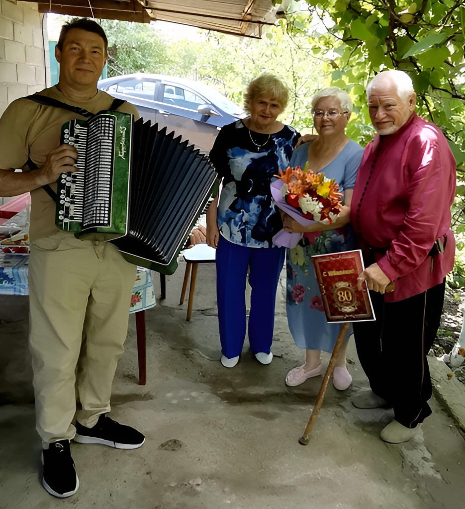 Любимые мелодии на баяне для ветеранов труда и почетных жителей станицы Прочноокопской Алексей Николаевич Козлов исполняет с большой любовью (фото предоставлено советом ветеранов Прочноокопского сельского поселения).