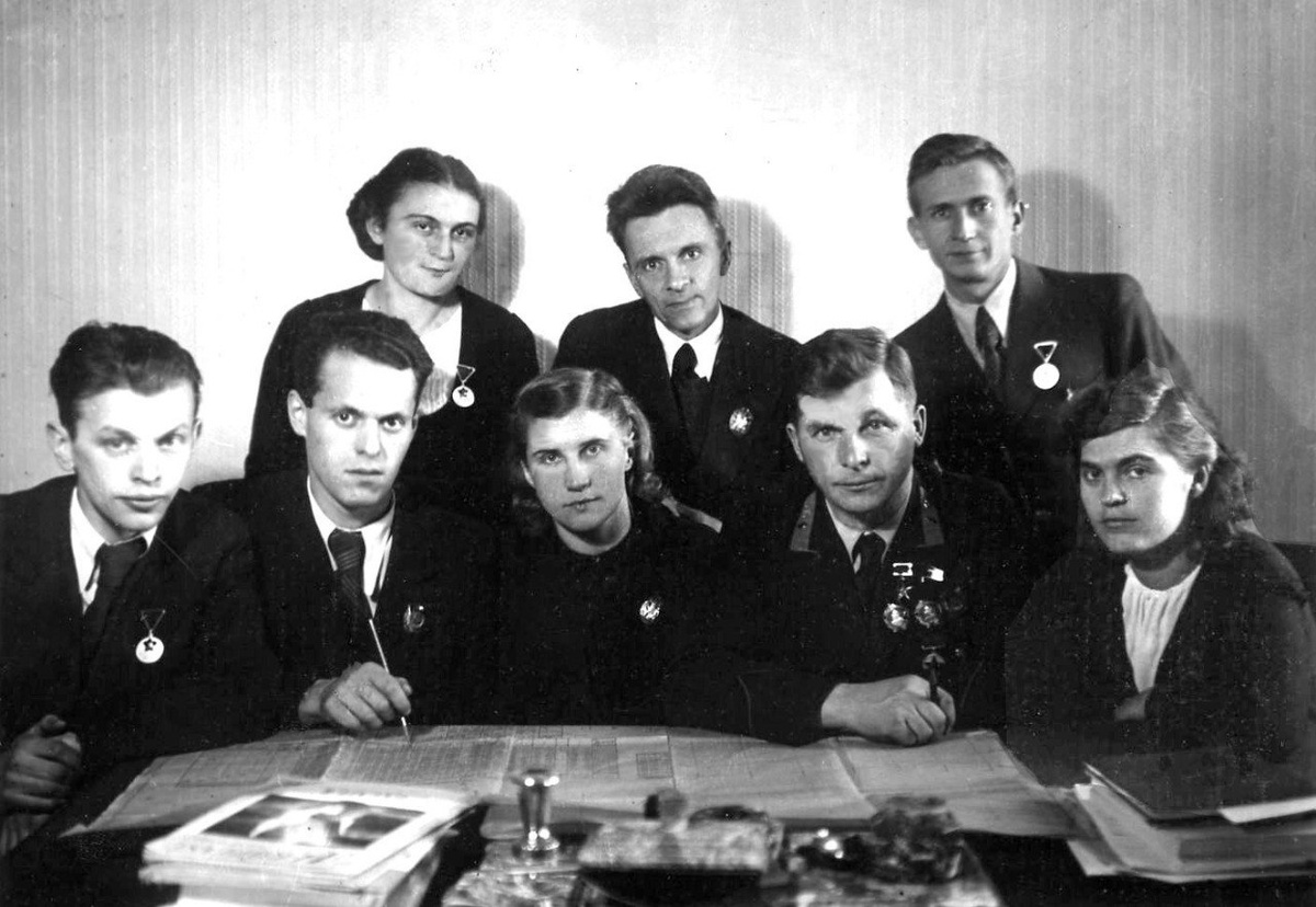 Бригада общих видов ОКБ, 1941 год (Д.В. Лещинер в первом ряду, второй слева)
