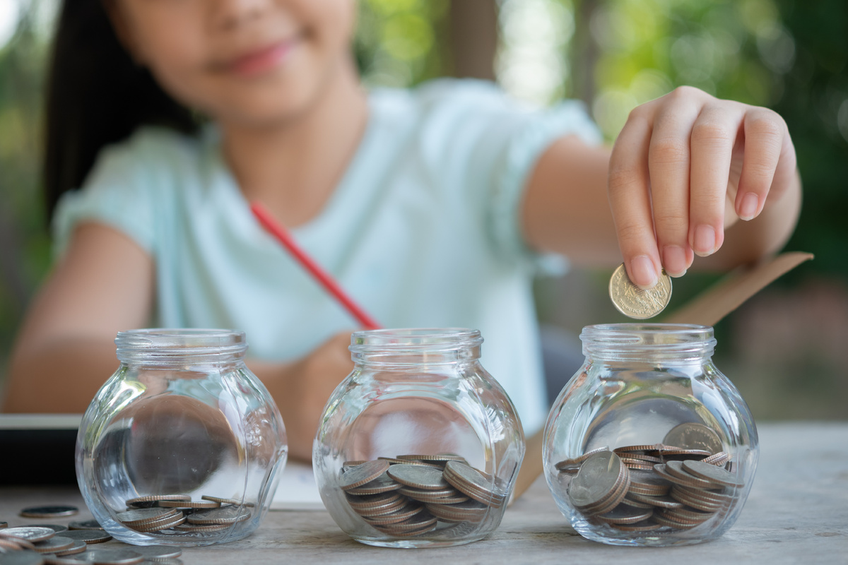 https://ru.freepik.com/free-photo/cute-asian-little-girl-playing-with-coins-making-stacks-money-kid-saving-money-into-piggy-bank-into-glass-jar-child-counting-his-saved-coins-children-learning-about-future-concept_14779206.htm#fromView=search&page=1&position=11&uuid=574b5f63-1f4e-4c9a-bfd3-7ac2b187c4fc&query=алименты+детям+деньги+содержание
