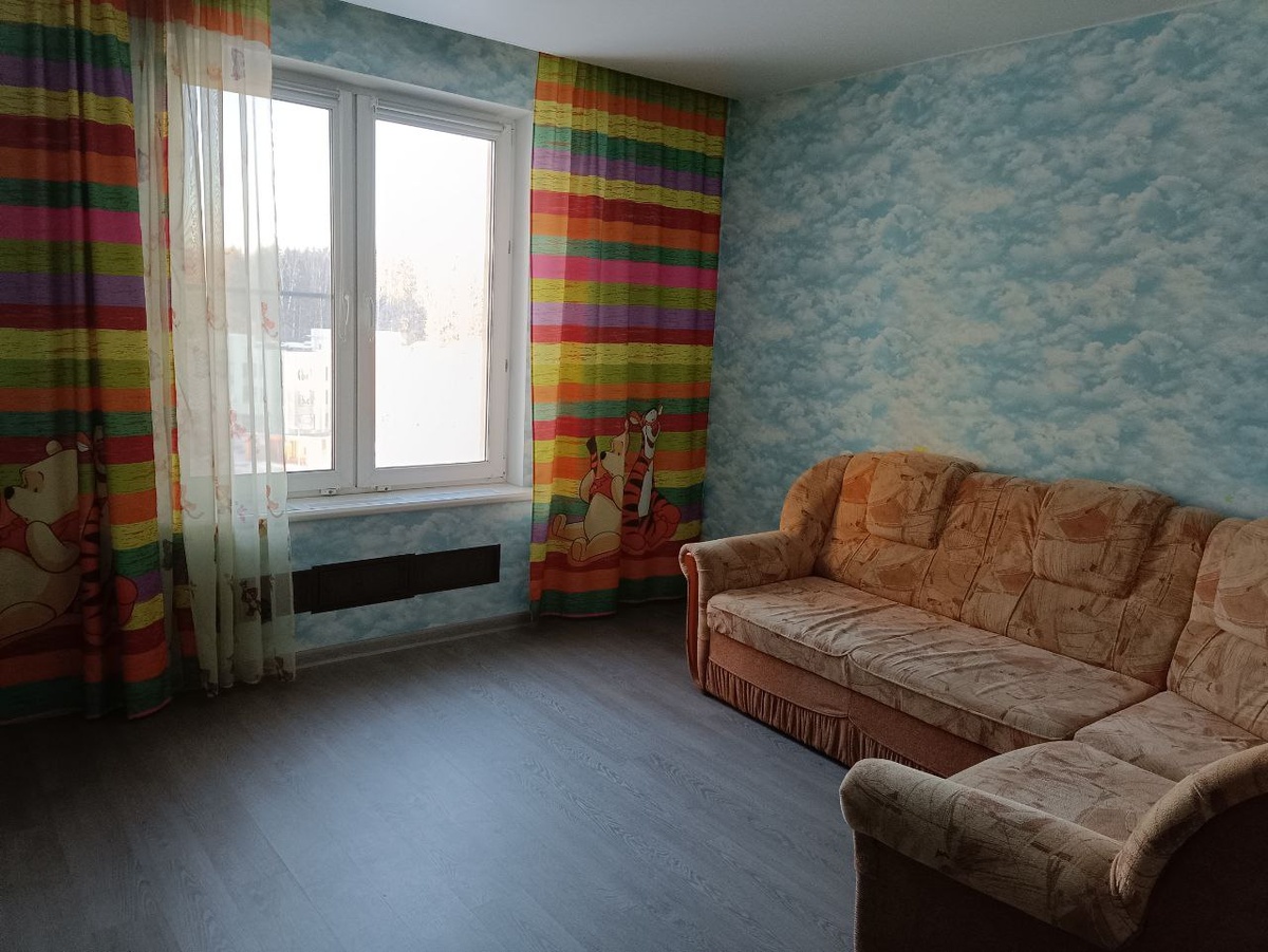 Фото из объявления о сдаче квартиры. Диван тогда жильцы попросили увезти - у них был свой.