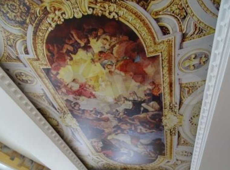 Потолки украшены настоящими фресками. Фото: Авито
