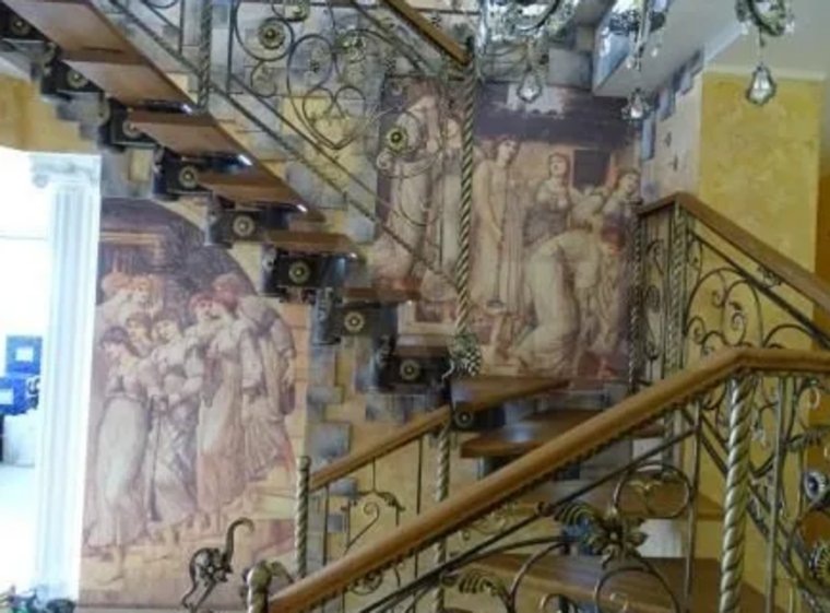 На второй этаж ведет кованая лестница, стены украшены росписью. Фото: Авито