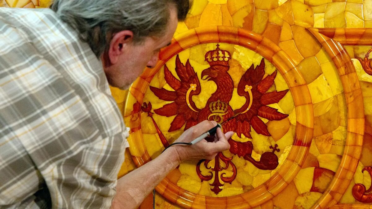 Фото: Реставратор Янтарной комнаты Екатерининского дворца. Irina Motina/www.globallookpress.com
