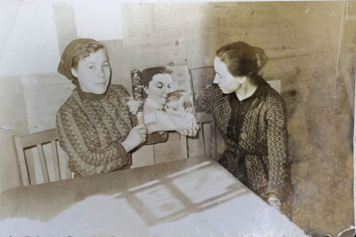 Фото из личного архива автора. Работницы Мебельной фабрики рассматривают журнал Огонек. Моя мама слева.