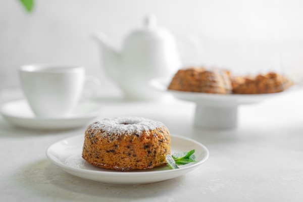 После того как тесто в формах поднимется и заполнит их полностью, установить куличи в духовку и выпекать на среднем огне.
