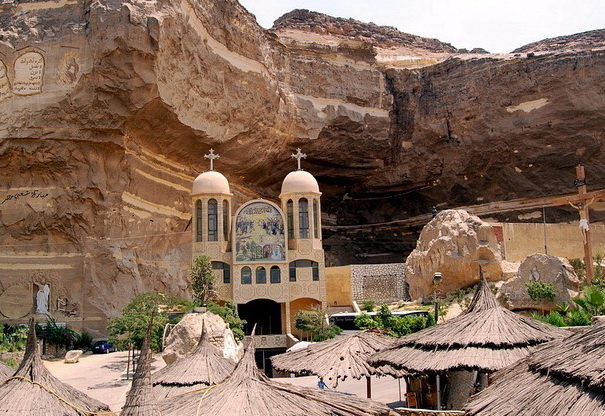 Церковь в скале недалеко от города мусорщиков в Каире