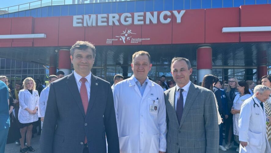    На фото: Айдар Багаутдинов (в центре) / пресс-служба РКБ