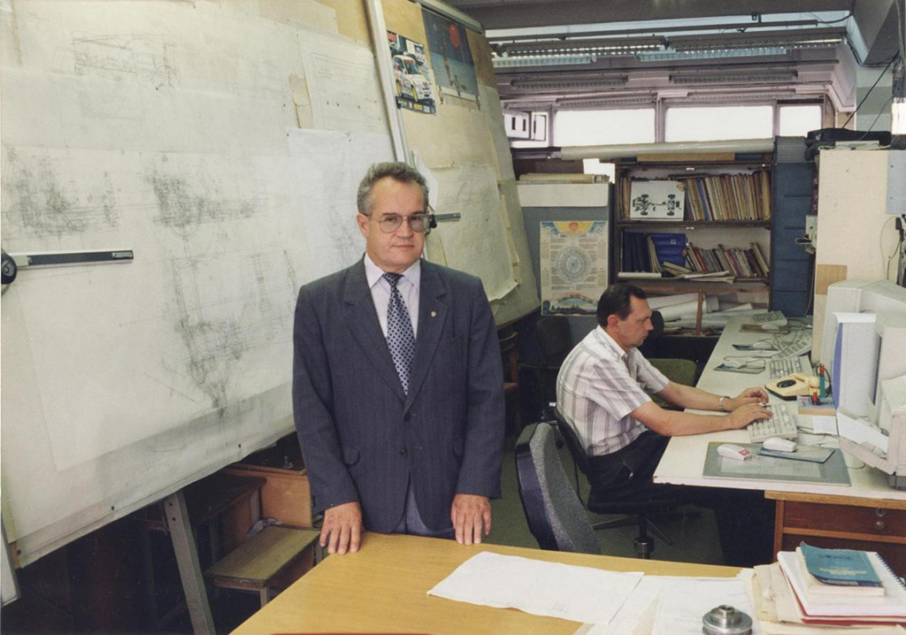 Владимир Никитич Носаков в «святая святых», Управлении конструкторско-экспериментальных работ Горьковского автозавода.